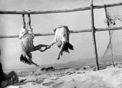 Sergio Larrain, fishermen daughters 1957 