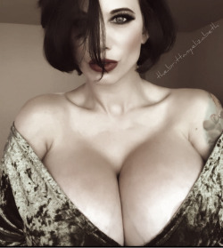 stevebasiclovestheworld:  IG’s new cleavage queen  @the.brittany.elizabeth