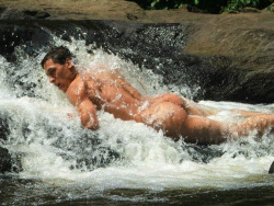 hermososculosgays: Bañandose 