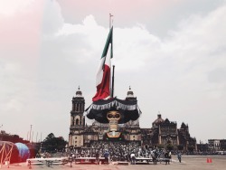 roxagrama:  Se adelantó el día de muertos en la Cd de México