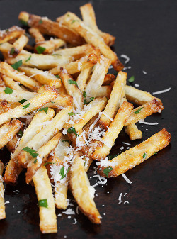 trilithbaby:  foodsforus:  Garlic Aioli and Parmesan Fries  You