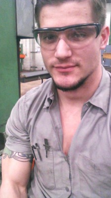 hot4dic2:  bulgeout:  ALEX BLUE COLLAR WORKER FROM CHICAGO http://www.heavynuts.com/