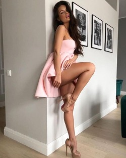 submissive-sissy-slut:  highheels91:    The way her feet look