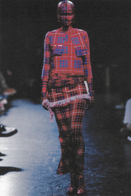 archive-pdf:  Undercover: Runway Look from AW2000 ‘MELTING