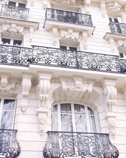 londonpearl:📷 @sunflower__girl Paris, France 🇫🇷