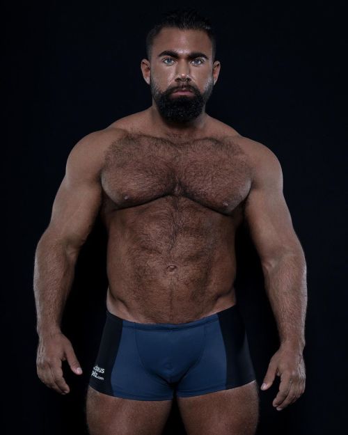 clauspelz:#TGIF with another photo of #hairy #bodybuilder #bearded