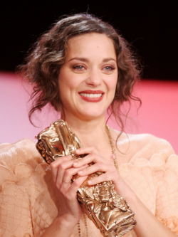 marioncotillardaily:  Marion Cotillard tearfully accepting her