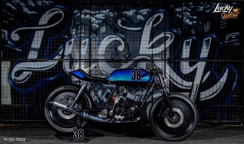 caferacerpasion:  âœŒ 3 better than 1! Suzuki FX-FXR100 â€ªCafe Racerâ€¬ â€œDiablitos Racerâ€ by Lucky Custom - Photos by Raul Origlia.A falta de una, aquÃ­ tienes 3 motos â€ŽSuzukiâ€¬ cafeteadas. Son una ediciÃ³n limitada del constructor argentino |