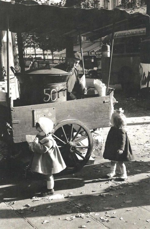 Edouard Boubat, Le vendeur de châtaignes, Paris, 1956 Nudes