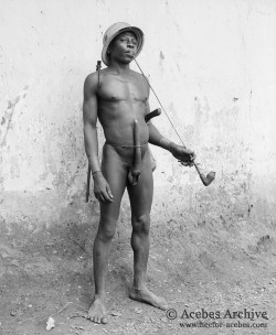 matrixbotanica:Somba (Batammariba) man with his elongated and