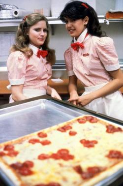 retrogirly:  Jennifer Jason Leigh and Phoebe Cates 