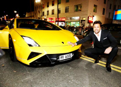 the-hobbit:  Manu Bennett trades out his White Warg for a yellow