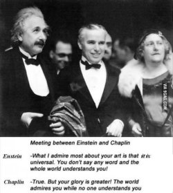 Encuentro entre Einstein y Chaplin Einstein: - Lo que admiro