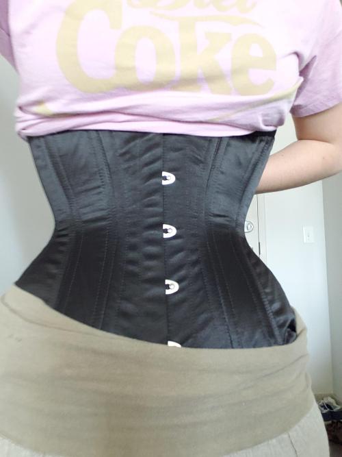 bustiers-and-corsets:  Day one of seasoning my first ever corset!