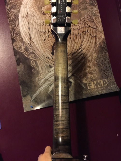 I love the wood on the back of my gibson. its so prettyyy