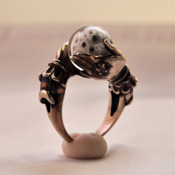wickedclothes:This celestial ring features a full moon crafted