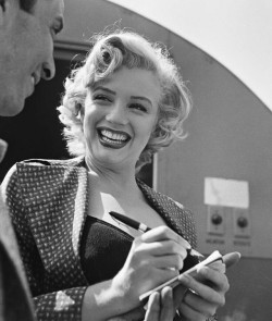thebestofalleras:  #MarilynMonroe signing an autograph to a fan