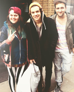 blamestyles:  Harry with fans in Brick Lane today 
