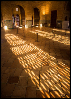 handa:  The Lights of the Torre de Comares, a photo from Granada,