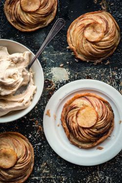 secretdirtygrl:  confectionerybliss:  Hot Apple Tart with Vanilla