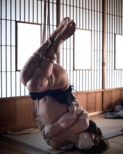 japanesebdsmofficial:  Kinbaku Naka AkiraModel NanaPhoto Erisa