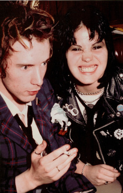 theunderestimator:   Johnny Rotten and Joan Jett in 1978, photographed