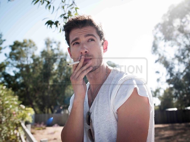 Julian Morris aan het roken
