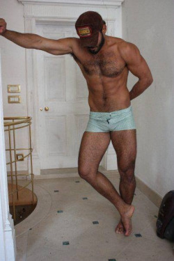 menloveshortshorts:  Waiting in Shorts 