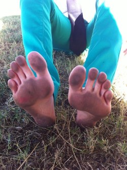 femalefeet99:  carmen-dirty-feet:  Foot worshp and foot licking.