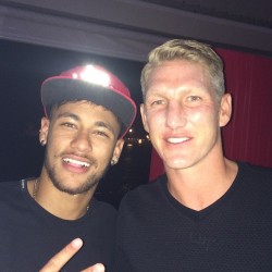 fzneymar:  Neymar Jr. & Bastian Schweinsteiger  Neymar gratuliert