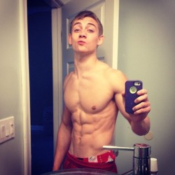 hotguysnextdoor:  Starving for hot guys?