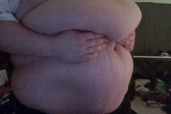 chubbytogepi:  pulling up all my flab from the fold.