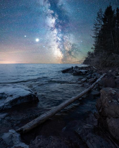 amazinglybeautifulphotography:  A Clear Night on the Lake Superior
