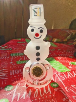 hippiehillie:Getting lit with Frosty the Snowman ⛄️