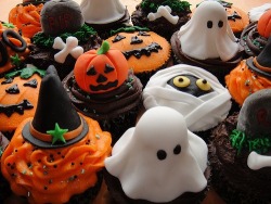 najasevenfold:Halloween Cupcakes | via Tumblr em We Heart It.