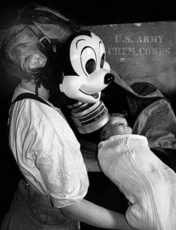 Un masque à gaz Mickey Mouse pour ne pas effrayer les enfants,