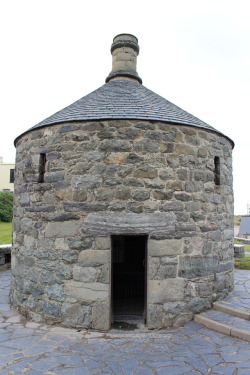 sowhatifiliveinjapan: Tŷ   Crwn (The Round House), Barmouth,