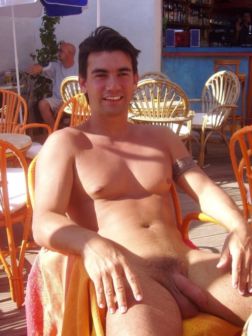 nakedpublicfun:  Why aren’t all bars like this?