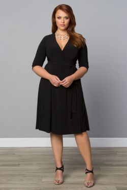 beautiful-real-women:  Plus Size Black Dress - Essential Wrap