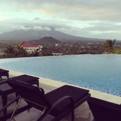 wheredoyoutravel:  What a view,huh?… #MayonVolcano #poolside