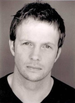 siempreguapo:  Rupert Penry-Jones giving us something to chew