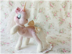 baby-pig:  honeyed-heart:  these needle felted unicorns are the