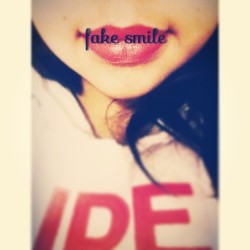 Fake smile #fake #smile #photo #good #girl #lips #red #xime #pandicorniosaurio