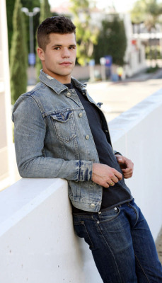 hotinjeans:  Charlie Carver