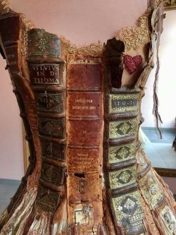 babyablaze:  itscolossal:  Book Dress by Sylvie Facon  💋