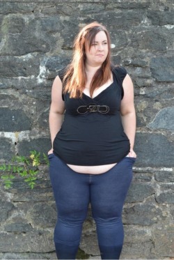 imsofatbulous:  mcflyver:  Hot flabby belly babe  Reblogging her again because she’s gorgeous 