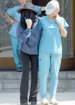 popculturediedin2009:  Barbra Streisand leaves a plastic surgeon’s
