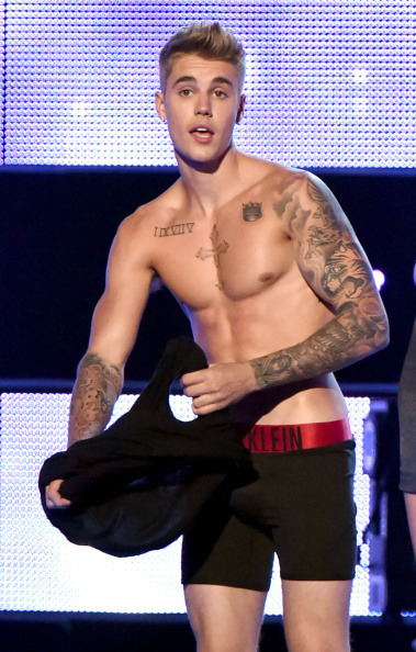 jbieberspain:  Fotos: Justin en el escenario del Fashion Rocks. (9 de septiembre) [7]  