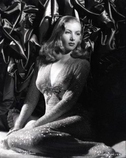 summers-in-sunnydale:  Veronica Lake, 1941. Photo by George