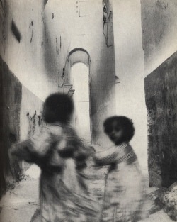  Irving Penn - Running Children, Morocco, Rabat (1951) 